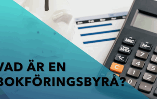 En bokföringsbyrå med en kalkylator och finansiella dokument på bordet illustrerar den professionella ekonomiska hanteringen av företagets bokföring och dokumentation.