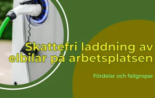 Elbilsladdningsstation vid vägen med texten 'Skattefri laddning av elbilar på arbetsplatsen' och 'Fördelar och fallgropar'.