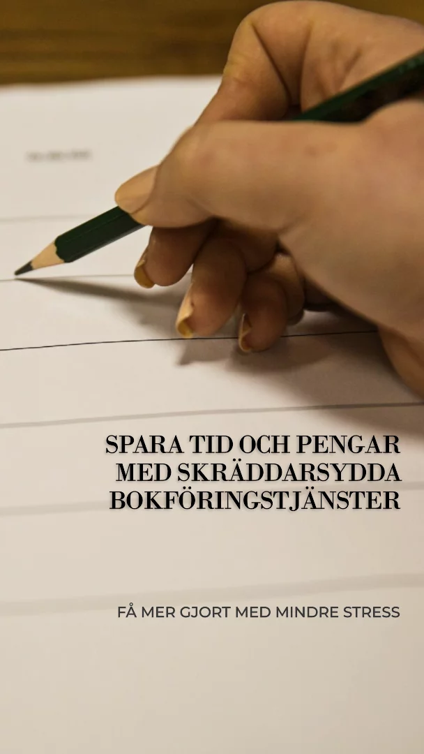En hand som skriver på ett papper med texten 'Spara tid och pengar med skräddarsydda bokföringstjänster' och 'Få mer gjort med mindre stress'.