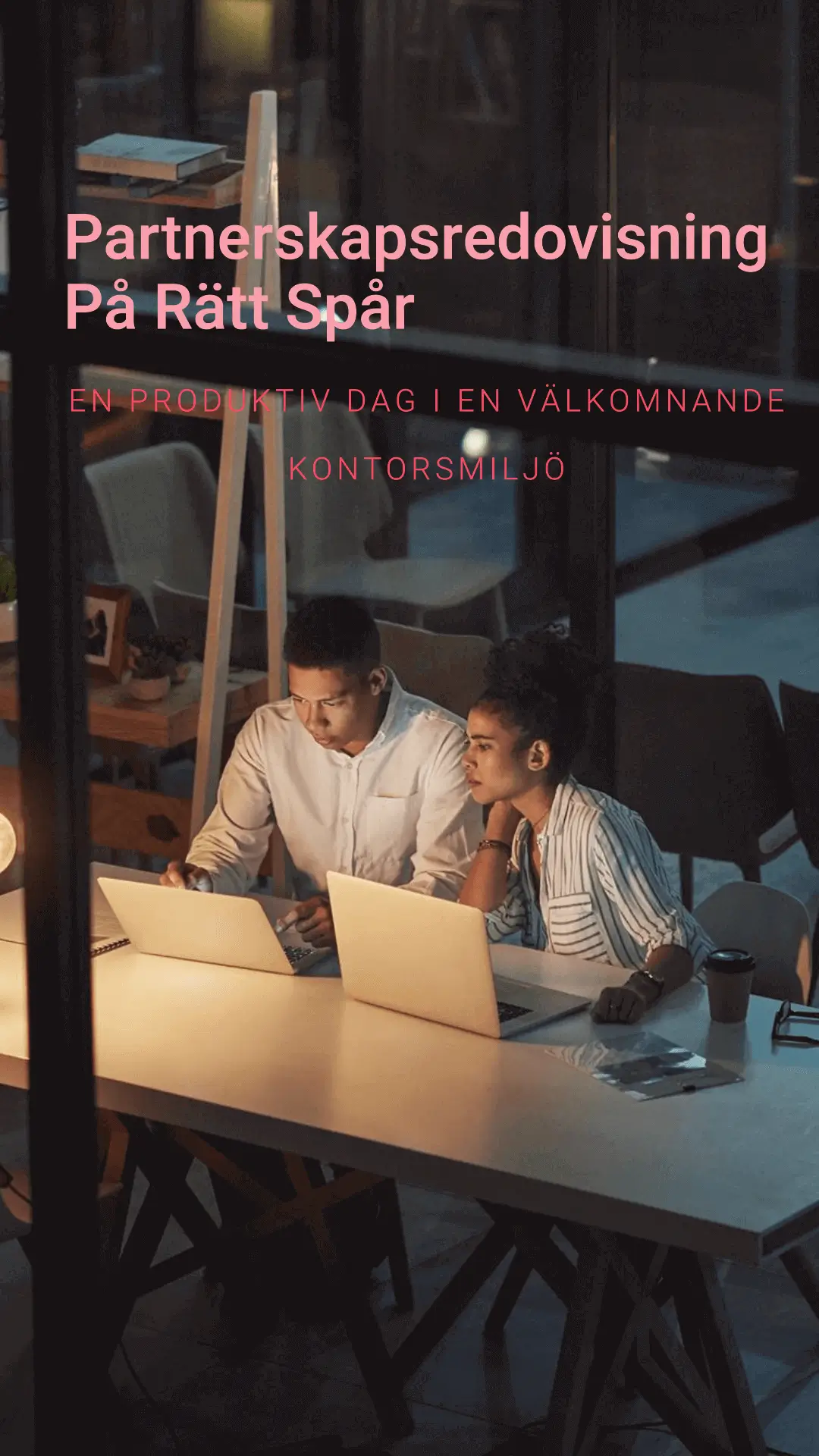 Två partners arbetar tillsammans vid en bärbar dator i en kontorsmiljö på kvällen, med text på svenska som framhäver partnerskapsredovisning på rätt spår.