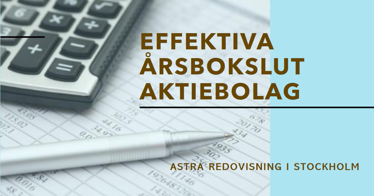 Årsbokslut för aktiebolag med kalkylator och finansiella dokument i bakgrunden.