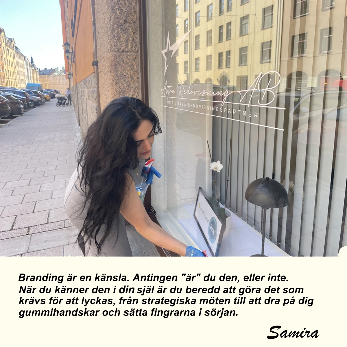 Person som arbetar vid Astra Redovisnings skyltfönster på gatan, används i blogginlägg om branding, entreprenörskap och Smart Flow – branding smart flow astra redovisning