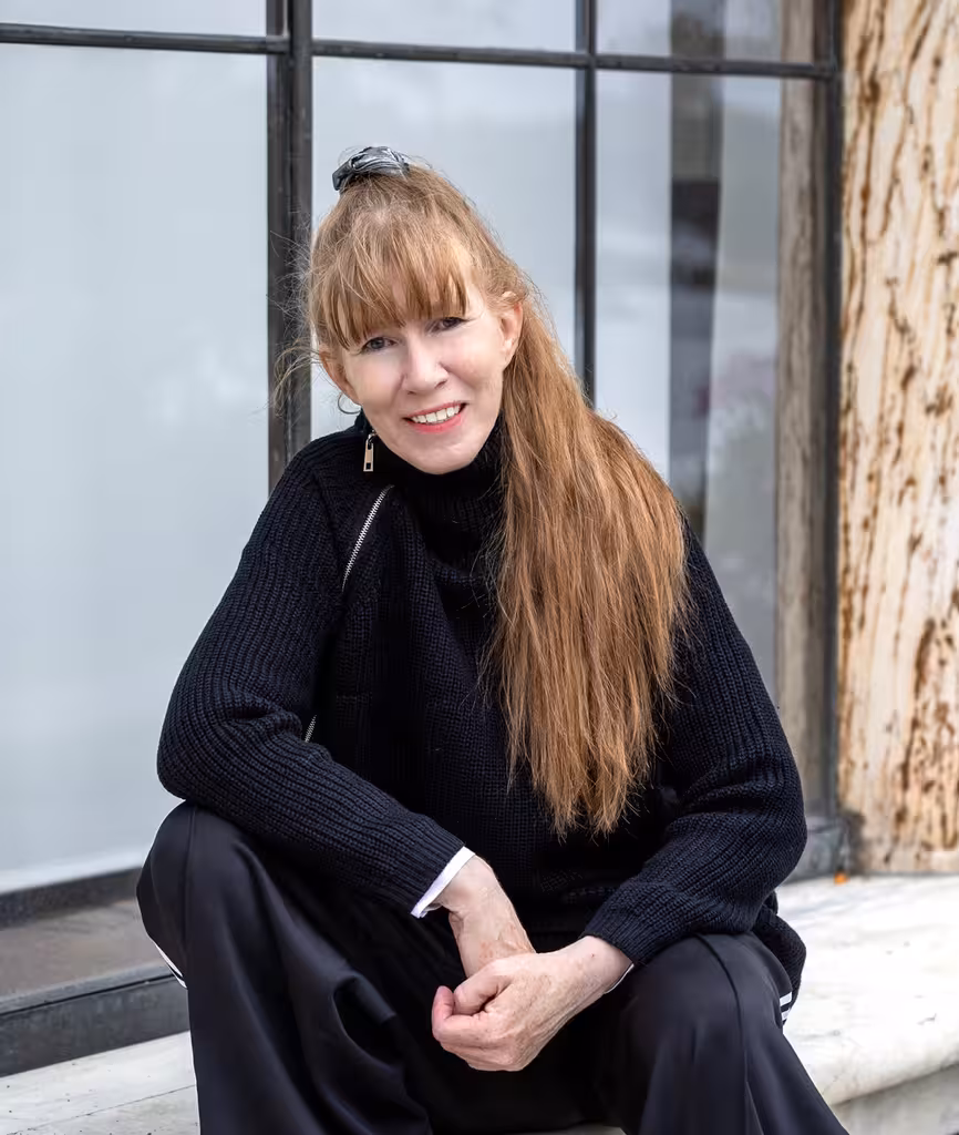 Marknadsstrateg som sitter utomhus i naturlig miljö, används i Smart Flow-sektionen för strategisk rådgivning – smart flow marknadsstrategi astra redovisning