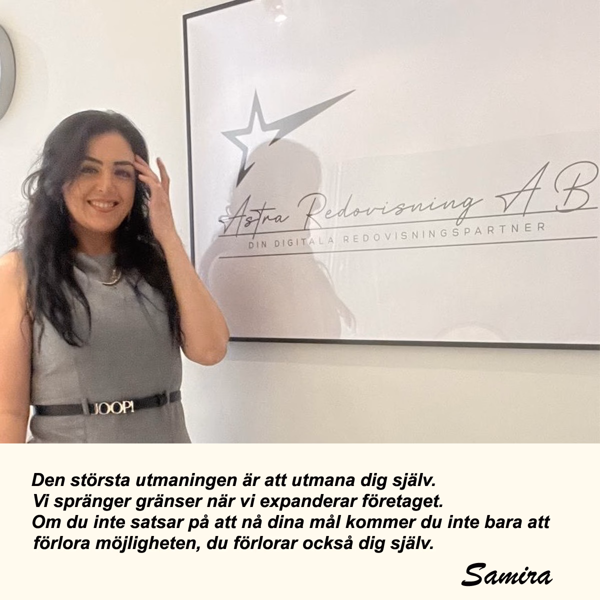 Person bredvid Astra Redovisnings logotyp i kontorsmiljö, använd i blogginlägg om mindset, varumärke och att utmana sig själv – varumarke mindset astra redovisning